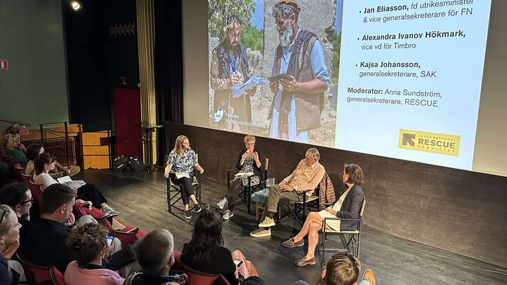 Bild av panelen i samtalet: Humanitär eller militär makt - Sverigebilden i ett geopolitiskt skifte. Från vänster: Anna Sundström, Kajsa Johansson, Jan Eliasson och Alexandra Ivanov Hökmark.