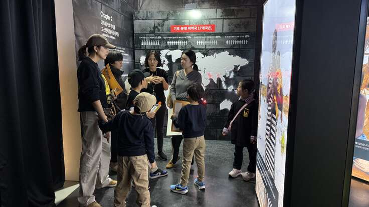 두 번째 공간. 기후위기의 무게를 고스란히 떠안고 있는 사람들을 만나볼 수 있었던 공간. 전하는 메시지만큼 어둡고 강렬했던 공간.