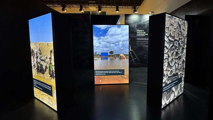 두 번째 공간. 기후위기의 무게를 고스란히 떠안고 있는 사람들을 만나볼 수 있었던 공간. 전하는 메시지만큼 어둡고 강렬했던 공간.