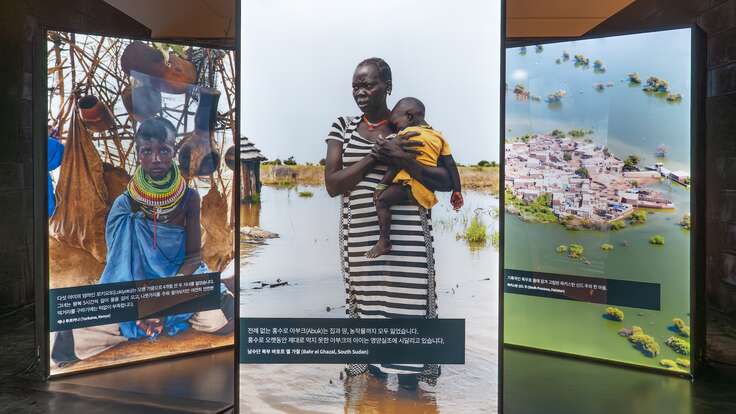두 번째 공간. 기후위기의 무게를 고스란히 떠안고 있는 사람들을 만나볼 수 있었던 공간. 전하는 메시지만큼 어둡고 강렬했던 공간.