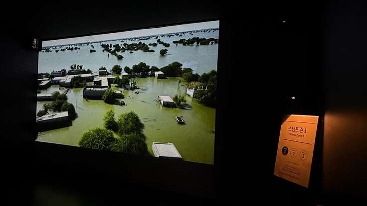 두 번째 공간. 기후위기의 무게를 고스란히 떠안고 있는 사람들을 만나볼 수 있었던 공간. 전하는 메시지만큼 어둡고 강렬했던 공간.