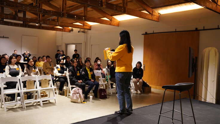 후원자들에게 남수단 현장에서의 경험을 나누고 있는 더버터, 김시원 편집장