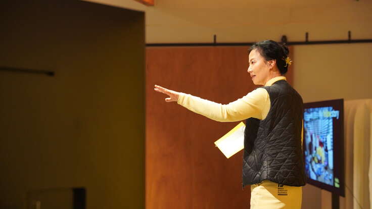 후원자들에게 케냐에서의 경험을 나누고 있는 배우 오민애 홍보대사