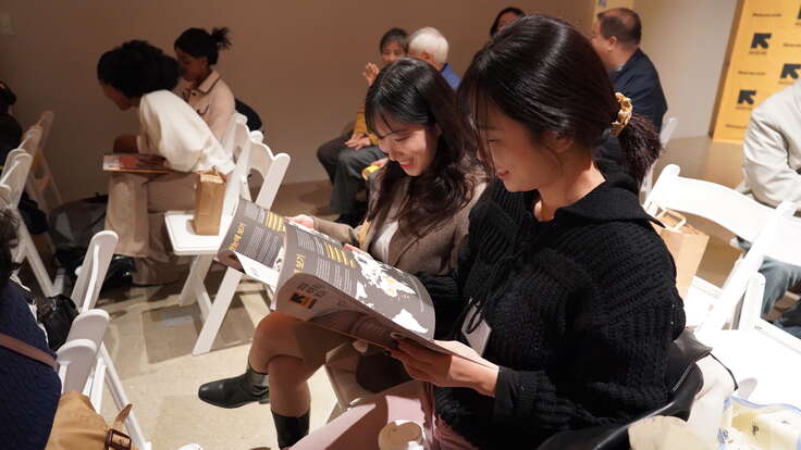 후원자들이 웃으며 자료를 읽어보고 있습니다