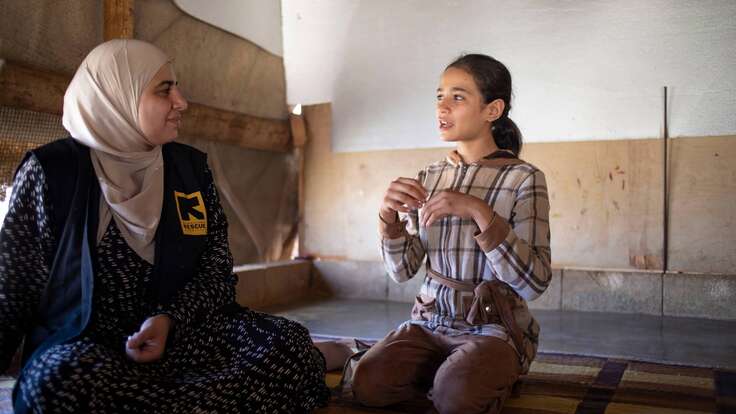 Alaa im Gespräch mit der IRC-Schutzbeauftragten Aya.