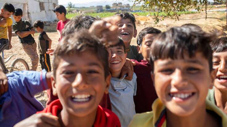 Osama, umgeben von seinen Freund*innen.