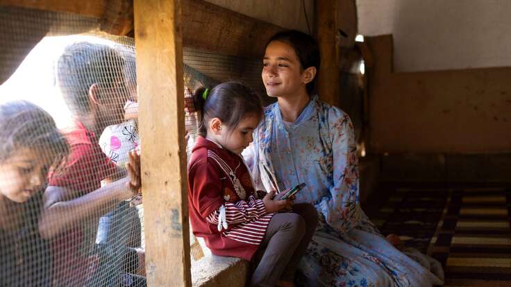 Alaa unterhält sich mit anderen Kindern aus der Nachbarschaft.