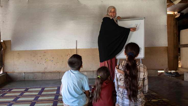 Halima unterrichtet ihre Kinder Zuhause.