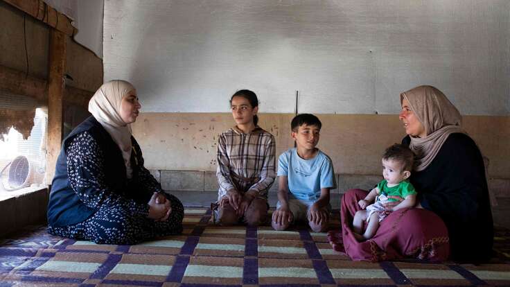 Halima während einer Elternsession mit der IRC-Mitarbeiterin Aya.