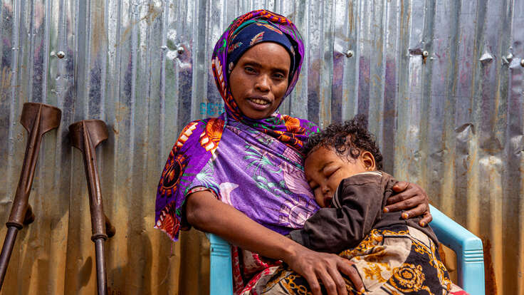 Iftu und Fidiya (3) im Jahr 2023, als das IRC-Team bei Fidiya akute Mangelernährung mit schweren Wassereinlagerungen diagnostizierte.