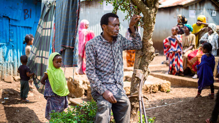 Remedan Jibro (35) ruht sich an einem Baum inmitten des Geflüchtetenlagers für Binnenvertriebene in Deder, Äthiopien, aus.