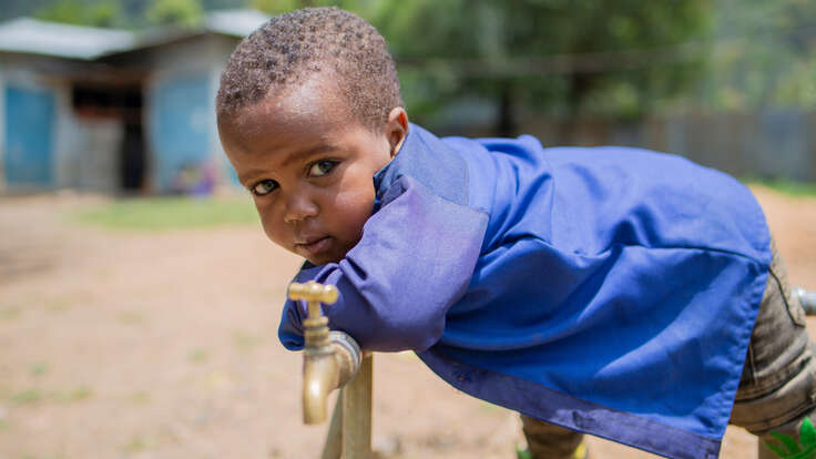 Kindesa klettert auf einer Wasserleitung im Geflüchtetenlager für Binnenvertriebene in Deder.