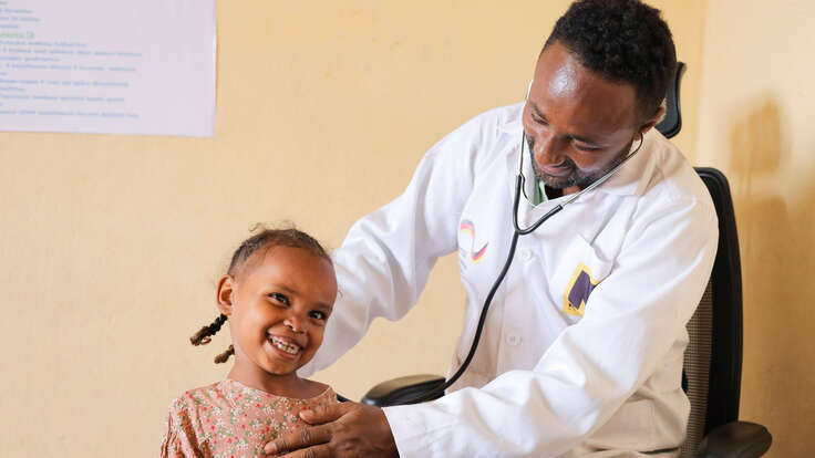 Dr. Abdurahman und Fidiya bei einer Vorsorgeuntersuchung.