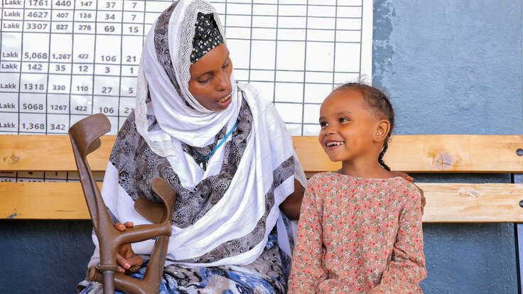 Iftu und Fidiya warten auf eine Routineuntersuchung in der von IRC unterstützten Klinik.