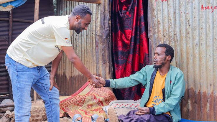 RIC-Gesundheitsfachkraft Dr. Abdurahman besucht Remedan vor seiner Unterkunft im Geflüchtetenlager für Binnenvertriebene in Deder.