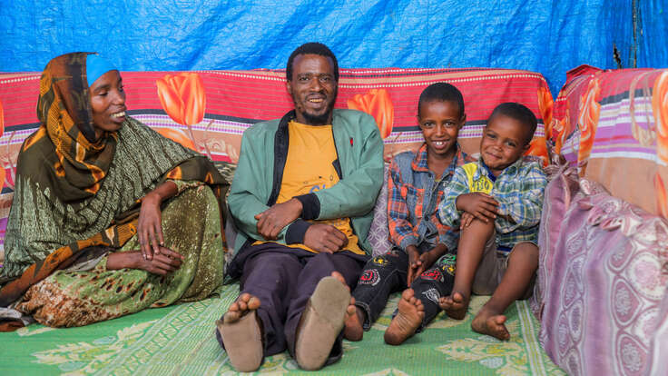Remedan und Sartu mit ihren zwei jüngeren Kindern.