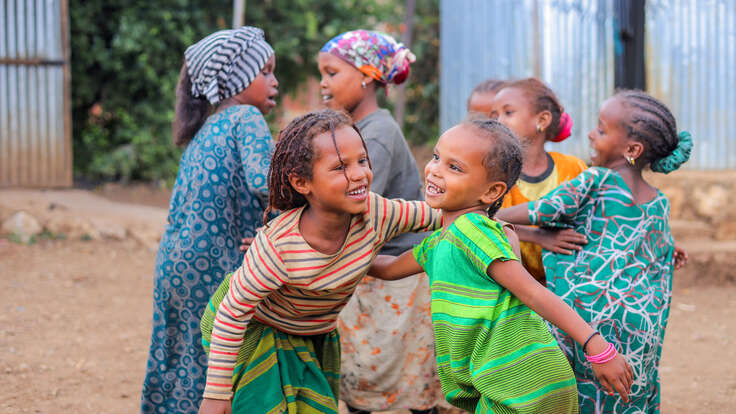 Fidiya (Mitte rechts) beim Spielen mit Freundinnen.