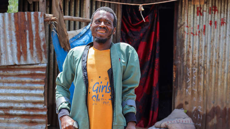 Remedan mit seinen Krücken im Geflüchtetenlager für Binnenvertriebene in Deder.