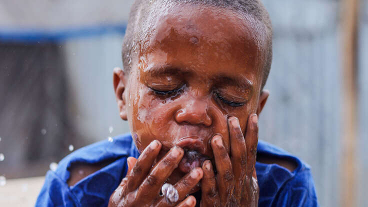 Kindesa wäscht sich.