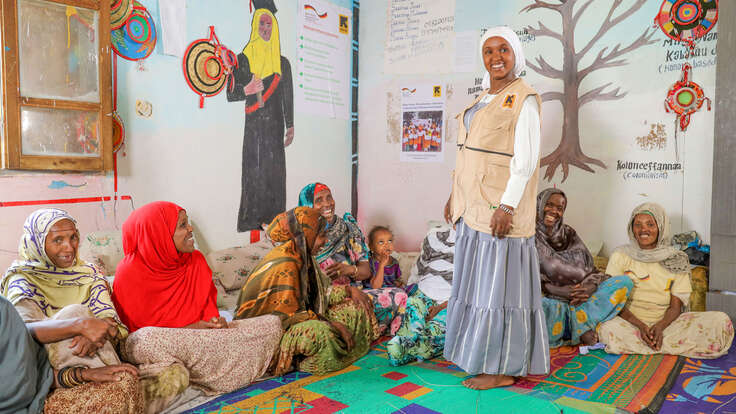 Ilili Ahmednur leitet eine Aktivität im Frauenzentrum im Geflüchtetenlager für Binnenvertriebene in Deder.