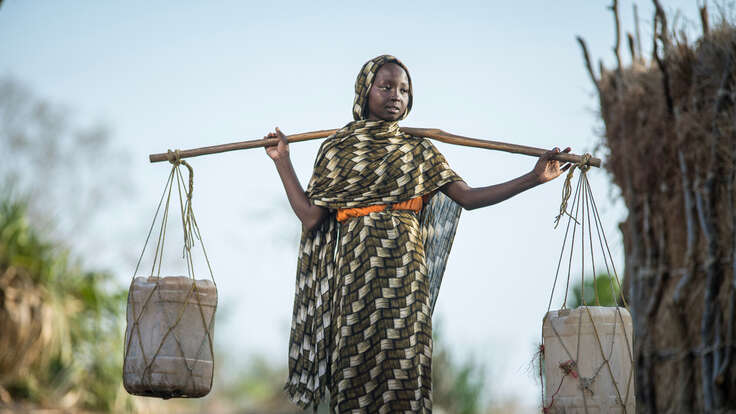 En 13-årig tjej som hämtar vatten i Menza, Sudan. 
