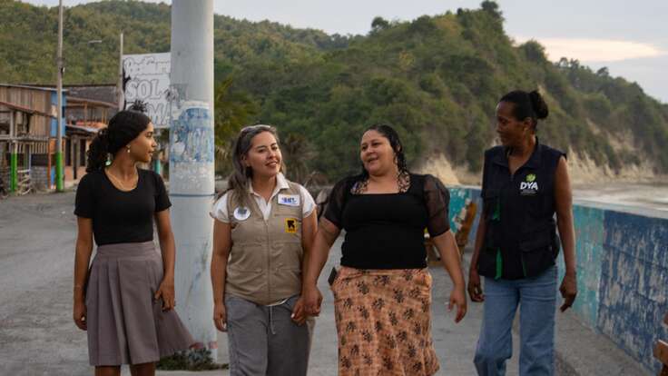Jahel, an IRC Sr. Officer, takes a walk with Yari, Yessica, and Amarlisis, a staff member from the IRC’s local partner, Centro de Desarollo y Autogestión (DYA), near the family’s home.