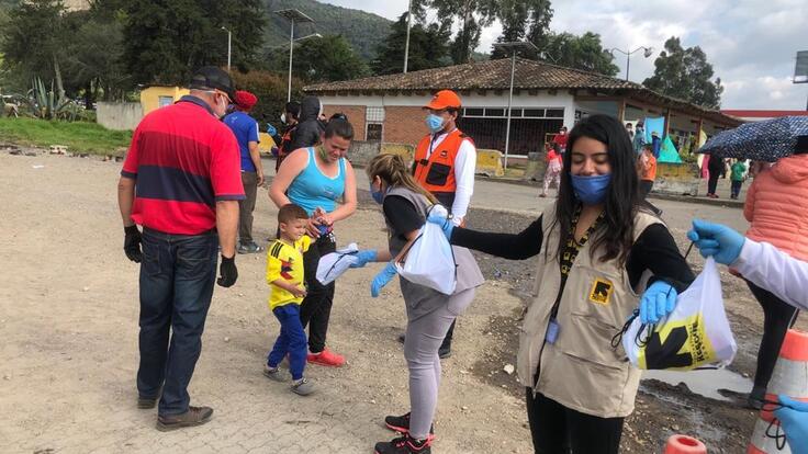 IRC teams deliver hygiene kits, drinking water, snacks and hot food to Venezuelan migrants walking to the border.