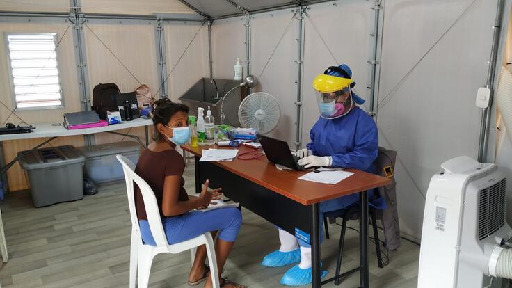 A woman receives medical care from the IRC at the Simón Bolívar bridge