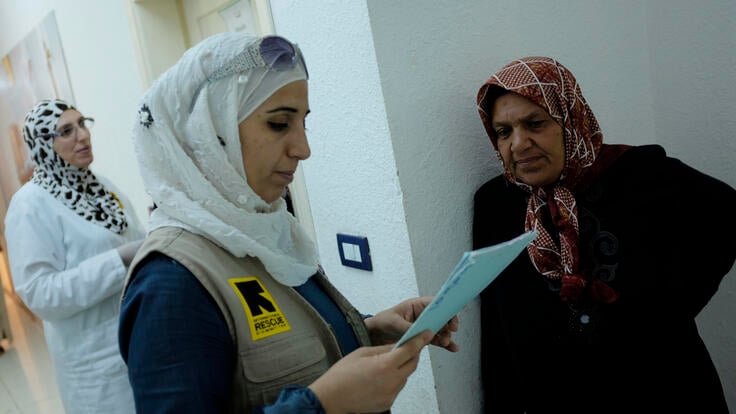 Amira speaking to a patient at the Mafraq health clinic.