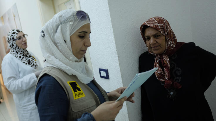 Amira speaking to a patient at the Mafraq health clinic.