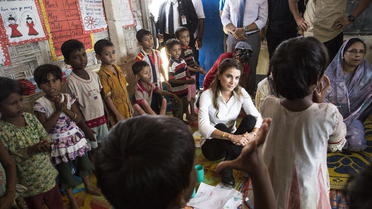 Queen Rania speaking to a group of children.