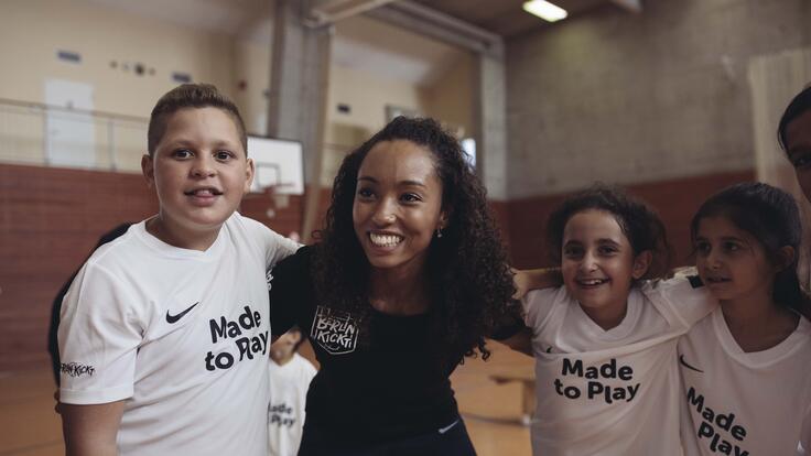 Children at Löwenzahn Primary School in Berlin-Neukölln with German athlete Jacqueline Otchere.