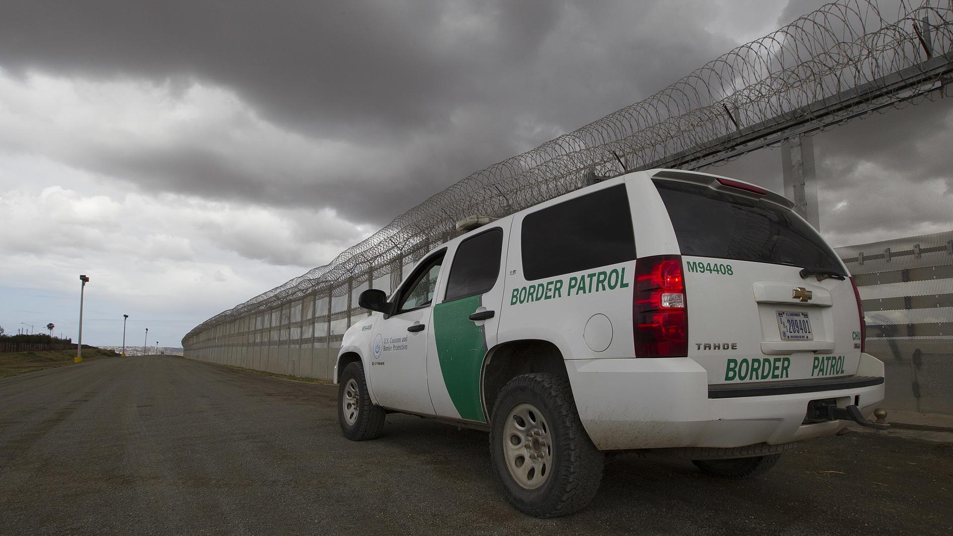 Photo: Wikimedia U.S. Border Patrol vehicle at a border fence near San Diego