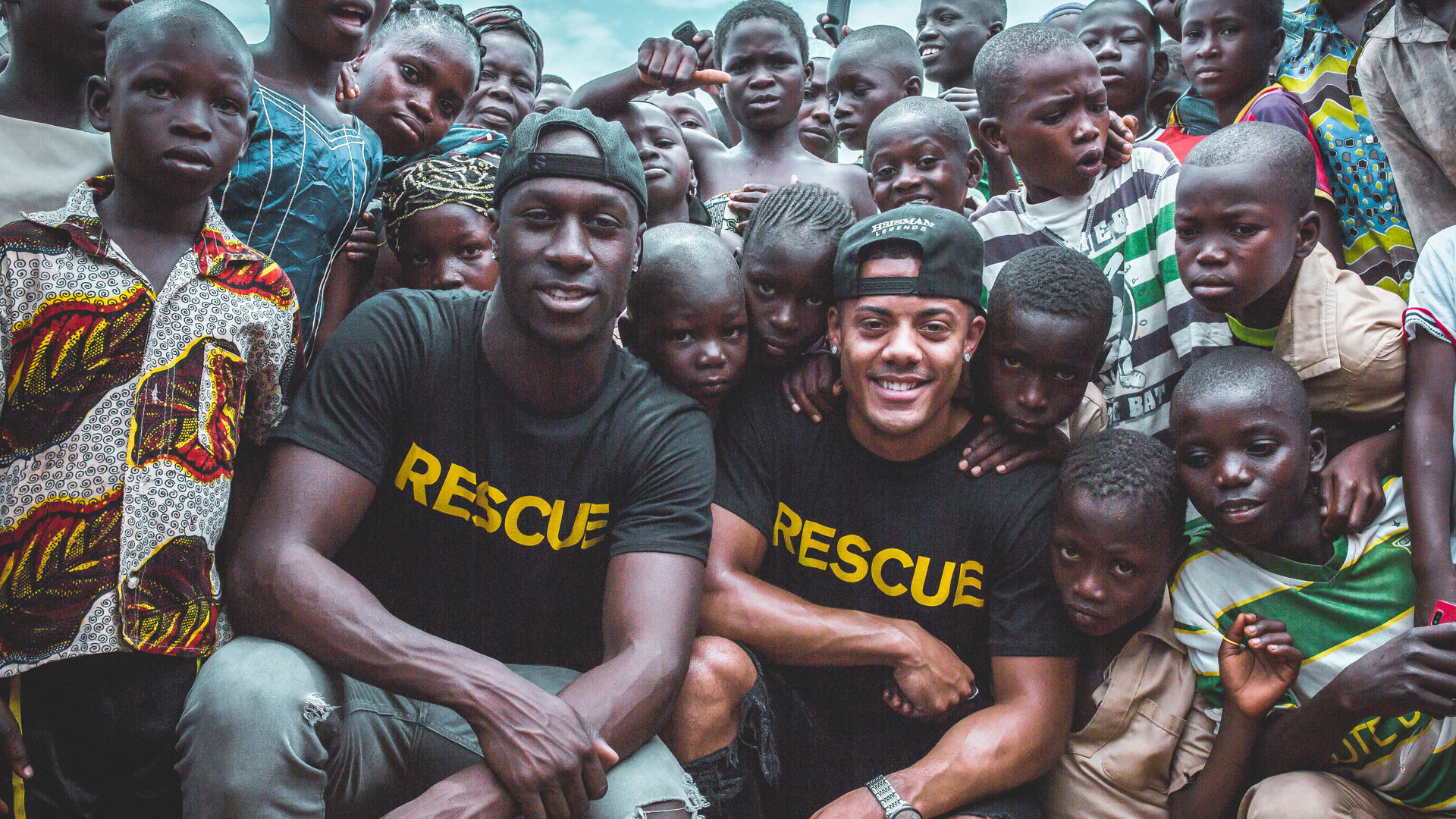 Nico & Vinz in Ivory Coast Nico & Vinz with a group of children in Ivory Coast